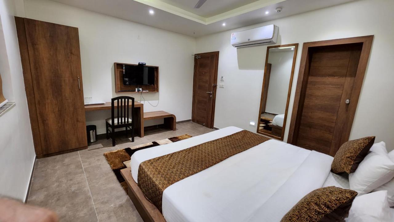 ראג'קוט Hotel Nova Pride מראה חיצוני תמונה