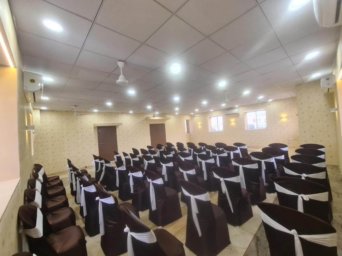 ראג'קוט Hotel Nova Pride מראה חיצוני תמונה