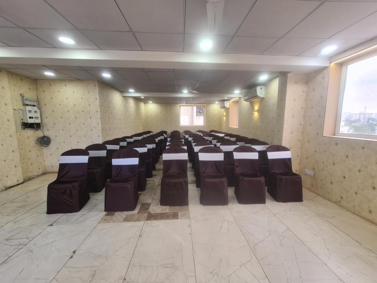 ראג'קוט Hotel Nova Pride מראה חיצוני תמונה