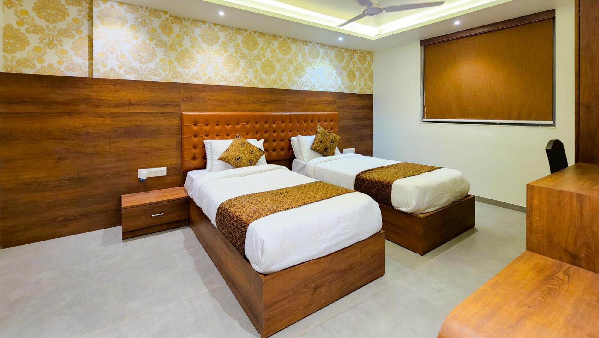 ראג'קוט Hotel Nova Pride מראה חיצוני תמונה